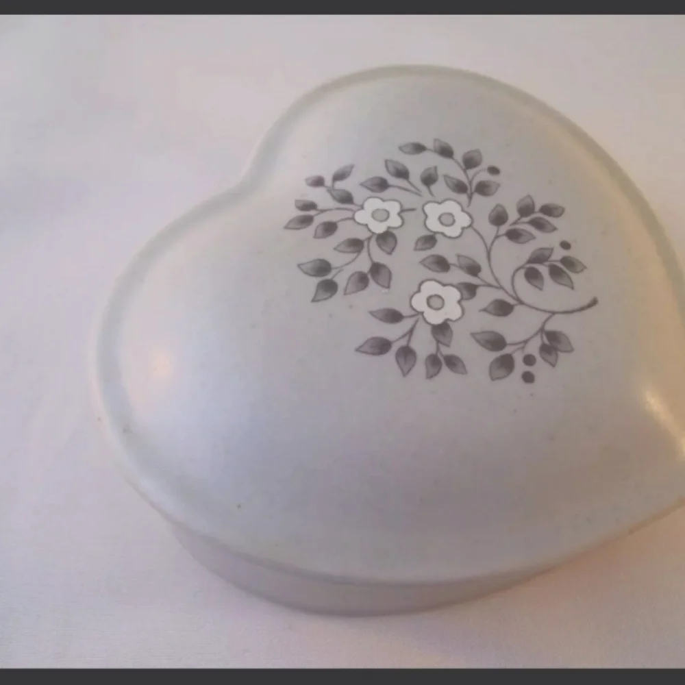 Pfaltzgraff Stoneware Vintage Heirloom Heart Trinket Dish Box & Lid